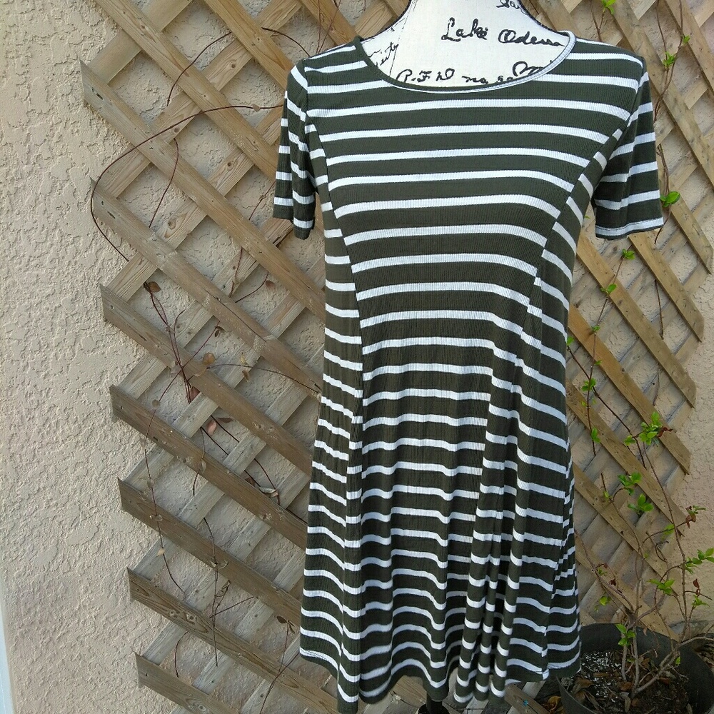 Women's green/white strip zipper back short sleeve